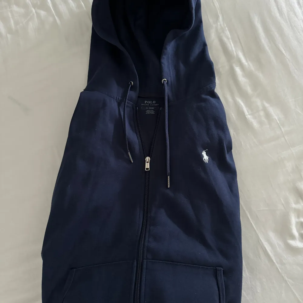 Väldigt fin mörkblå Ralph-Lauren hoodie som är använd fåtal gånger. Extremt snygg till våren 🍁 samt lätt att matcha.❗️ Passar 180-185 cm❗️skicket är 10/10!. . Hoodies.