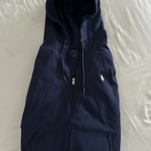 Ralph-Lauren hoddie - Väldigt fin mörkblå Ralph-Lauren hoodie som är använd fåtal gånger. Extremt snygg till våren 🍁 samt lätt att matcha.❗️ Passar 180-185 cm❗️skicket är 10/10!. 