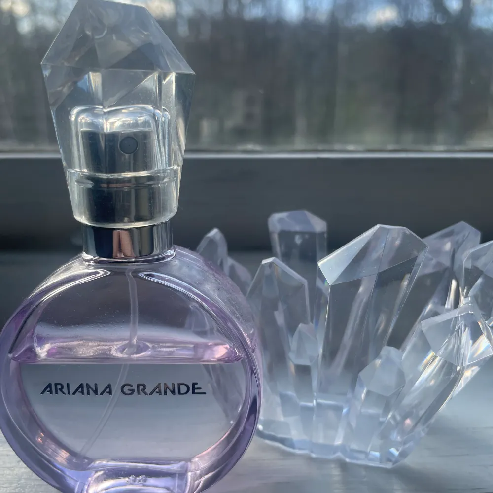 Säljer min Ariana Grande parfym nu då jag inte använder den längre, jättefint skick, nypris 525kr säljer för 250kr. Övrigt.