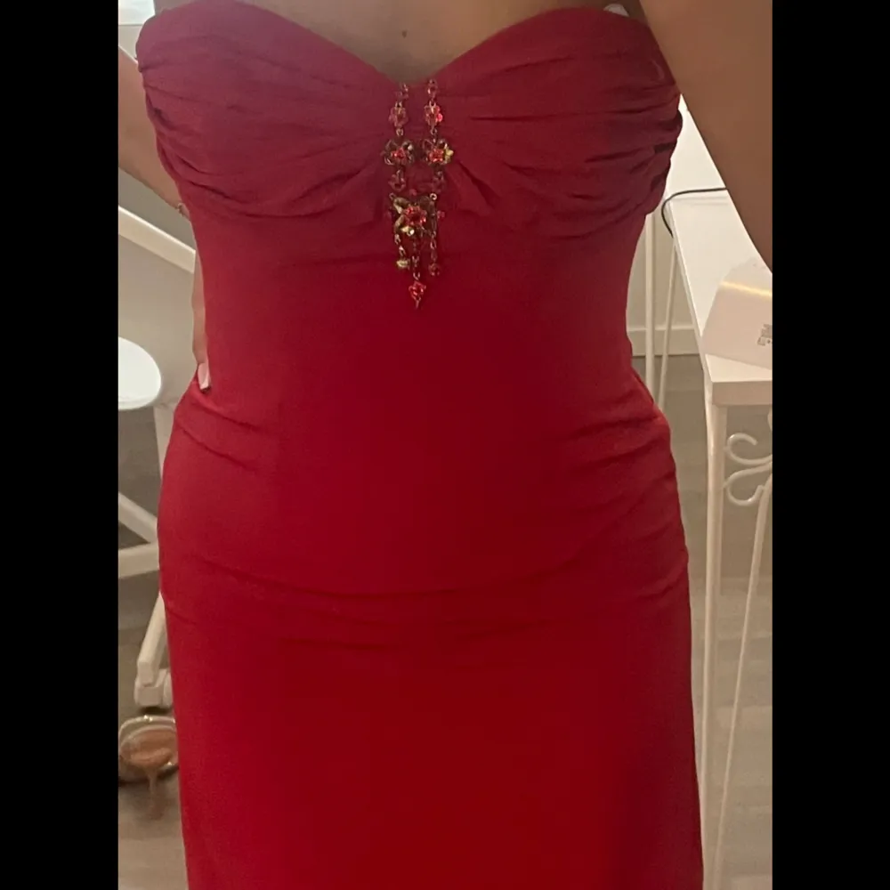 Helt ny, storlek Xs/s, röd elegant långklänning med fina detaljer . Klänningar.