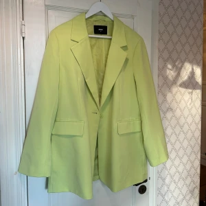 Oversize Kavaj  - Oversize kavaj i en limegrön färg. Storlek M, aldrig använd. Passar perfekt till neontema!