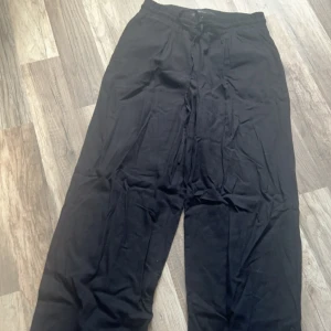 Linnebyxor  - Från veromoda, men köpta på nelly för 449kr. säljer då dom ej kommer till användning. just nu är dom uppvikta då dom är förlänga. Dom är använda 1 gång. köpte dom i maj 2023, fler bilder kan ja skicka och priset kan självklart diskuteras om de är så.