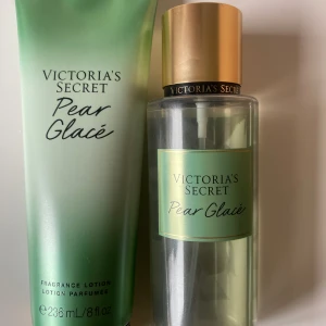 Victoria secret body lotion &body mist - Säljer body lotion och body mist från Victoria secret i doften pear glacé eftersom de inte används ofta. Misten är använd ett par gånger men har ändå det mesta kvar, lotionen är endast använd en gång. Kan sälja båda för 300 eller 1 för 180❤️