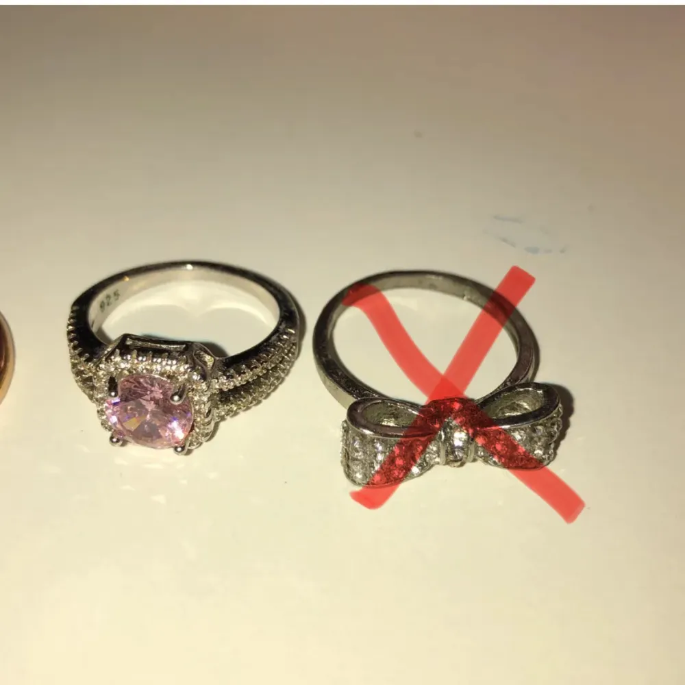Säljer dessa fina ringar (obs en är såld) för 100 kr. Frakten blir 18 kr😊 de guldiga är ca 18 mm i diameter, den med kvinno symbol är ca 17 mm. De silvriga är ca 16 mm i diameter. . Accessoarer.