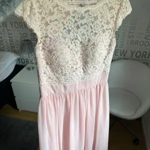 Superfin långklänning som passar perfekt till bal/bröllop från märket ”By Cayla”. Endast använd 1 gång. Nypris 2500kr