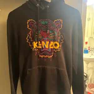 Säljer min killes kenzo hoddie i storlek M, använd ett fåtal gånger i jättefint skick. Skriv för mer bilder