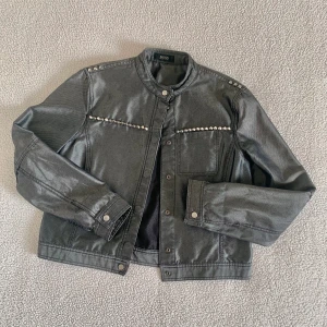 Hugo Boss vintage silver denim jacka - Supersnygg vintage silver/grå jacka från Hugo Boss med nitar. Använd några gånger, i mycket bra skick. Storlek 40 men skulle snarare säga att det är en S.