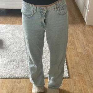 Low baggy jeans - Sånna snygga lowwaist jeans i den perfekta somriga färgen 💕 Är köppt på barnavdelningen så har band man kan spänna in midjan med vid behov🥰 Är använda så har minimala fläckar men syns knappt när jeansen väl sitter på🫶💓 Midjemått: 34 cm