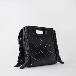 Maje väska - Jättefin Maje väska i den lite större modellen. Får plats med allt man behöver. Har tyvärr tappat en nit som man ser på andra bilden men syns inte på håll. I övrigt är den i använt men ok skick.