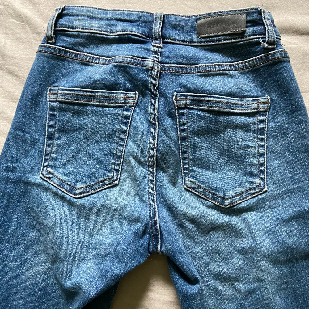 Säljer nu mina mörkblåa Jeans från Only! De är flared och sitter super bra!  Köpare står för frakt!💞. Jeans & Byxor.