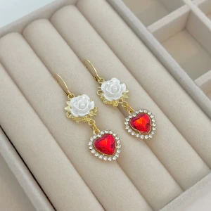 Guldiga Örhängen  - Nickelfria örhängen Ca 6-7cm långa totalt 