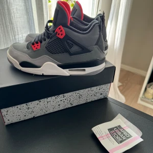 Jordan 4  - Hej! Säljer ett par fina Jordan 4 som är använda typ 3 gånger, inte riktigt min stil men samlar på skor.  Tar emot byten men det ska finnas kvitto och kartong till.  Har kvitto och kartong som ni ser på bilderna. Storlek 38,5. Röd/svart/grå