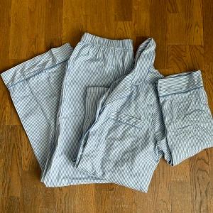 Randig Pyjamasset - Blå randigt mjukt pyjamasset! Toppen är använd än gång med byxorna är omvända. Säljer pga att den är lite stor för mig, setter är i strl M men borde funka för L också. Säljs som ett sett men kan köpa separat också om det önskas 💕skriv för intresse!!