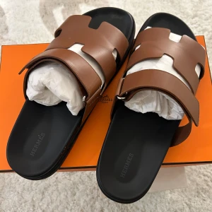 Hermés Chypre Tofflor  - Säljer hermés tofflor som inte använts alls mycket. Tofflornas ny pris ligger på 8800kr och man får med låda och påse. Kvittot finns tyvärr inte kvar.