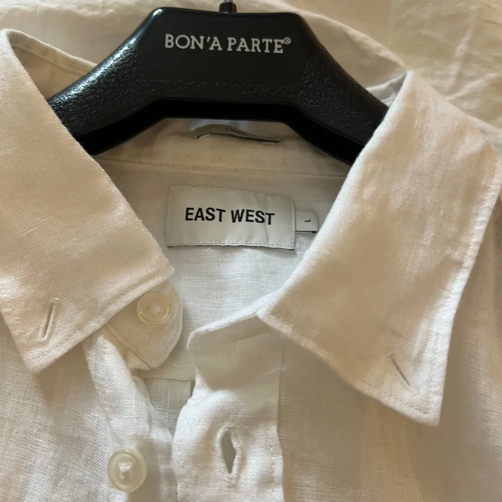 Riktigt snygg vit linne skjorta från East west perfekt inför sommaren i storlek L. Skjortor.