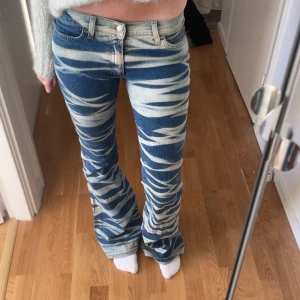 Så coola jeans ”zebra” mönster - så snygga lågmidjade bootcut jeans,Storlek w27, jättebra skick