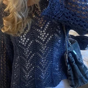 Zara tröja - Jätte fin zara tröja som är mörkblå och i storlek S. Jag säljer den för att jag inte använder den och behöver pengar. Säljer för 230kr och om ni vill köpa så köp järna med early bird eller instabox. hör av er om ni har några frågor.💕💕