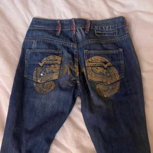 S3SS Jeans - Köpte på vinted, de är en aning långa därav säljer jag (se sista bilden där jag vikt upp det som är för långt). Jag är 160cm lång, jeansen är väldigt låg midja med lite bootcut.