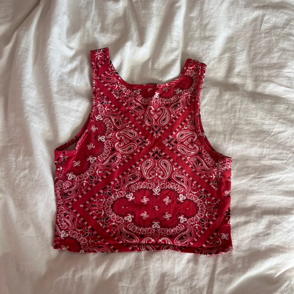 Rött fint linne med mönster. Från bikbok i storlek S. Bra skick 💗. Toppar.