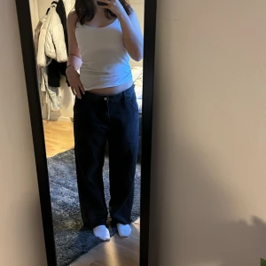 Baggy jeans - Mörkgrå/svarta Baggy jeans som sitter lågmidjat
