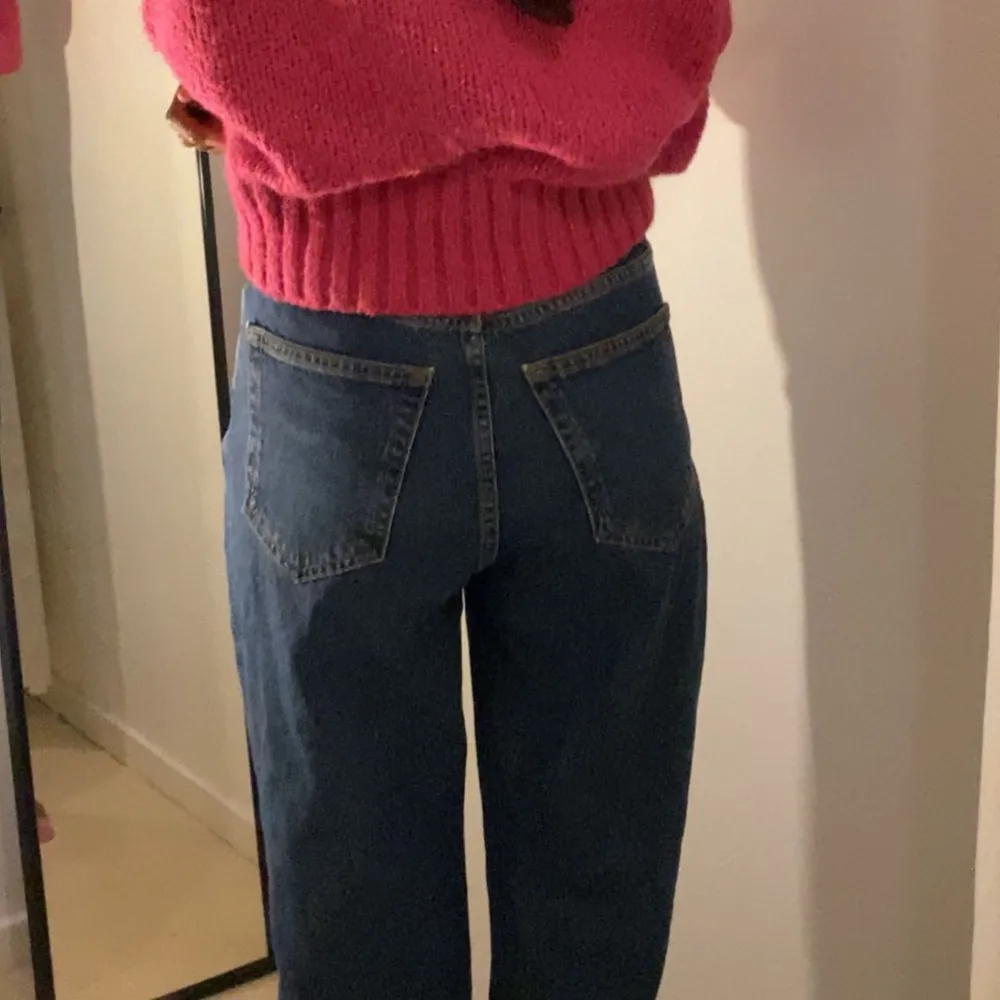 Regular wide leg jeans från bikbok i storlek 25/30 men passar mig som vanligtvis bär strl 36 och är 166cm❤️ skriv för fler bilder!. Jeans & Byxor.