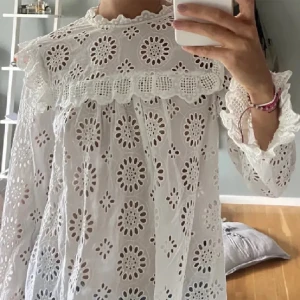 Zara Blus  - En söt vitt blus med spetsiga detaljer från Zara💕
