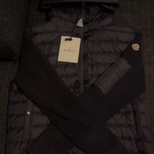 Moncler cardigan Navy - Säljer denna Moncler cardigan Navy då jag ångra köpet, strl är XL men motsvarar strl M. Hör av er vid frågor