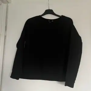 En svart tröja som är skön och varm. Ganska använd så det blir ett billigt pris 