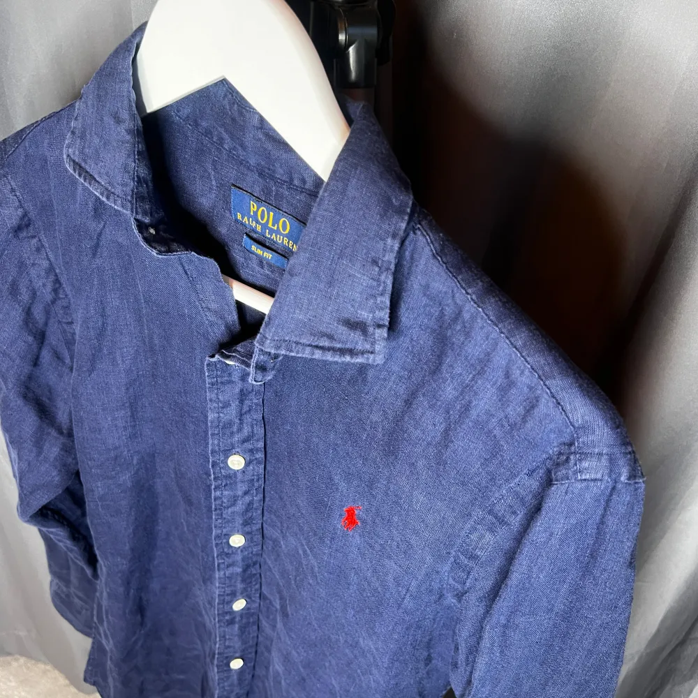 Ralph Lauren skjorta 100% linne | Storlek S | Skick 8/10 inga defekter eller liknande | Nypris 1800kr , mitt pris 599kr | Tveka inte pa att höra av er✍️. Skjortor.