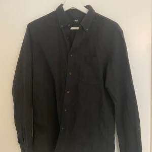 Uniqlo skjorta  - Svart skön skjorta 