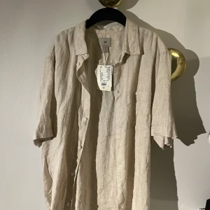 Oanvänd linneskjorta (prislapp kvar) - Säljer min oanvända linneskjorta från H&M. Skjortan är i 100% linne o storlek M. Hör av er vid frågor!