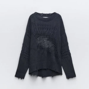 Stickad tröja  - Jätte cool stickad tröja med hål och detaljer. Använd fåtal gånger!