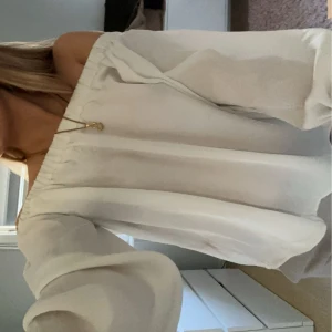Off shoulder blus  - ohh shoulder blus som knappt är använd!