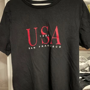 T-shirt  - Svart T-shirt med tryck. Köpt på HM i storlek L