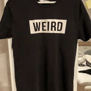 T-shirt  - Svart T-shirt med tryck. Storlek M