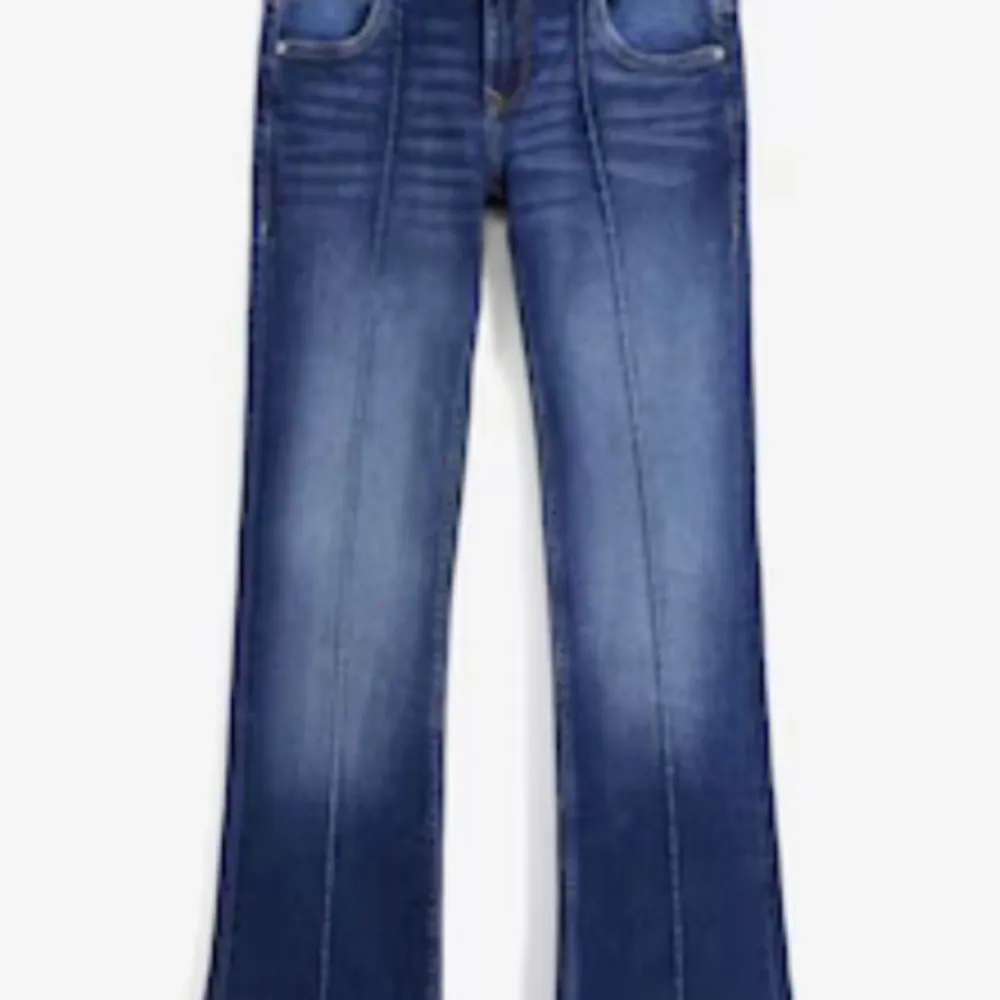 Hej, säljer nu mina skit snygga Bershka jeans då dem inte kommer till användning. Nypris 450kr. Slutsålda överallt i denna färg. . Jeans & Byxor.