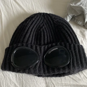 Cp company mössa - Riktigt snygg cp company mössa, är i väldigt bra skick och e stilren. Säljer för har inte användt den så mycket på senaste. Givetvis äkta. 