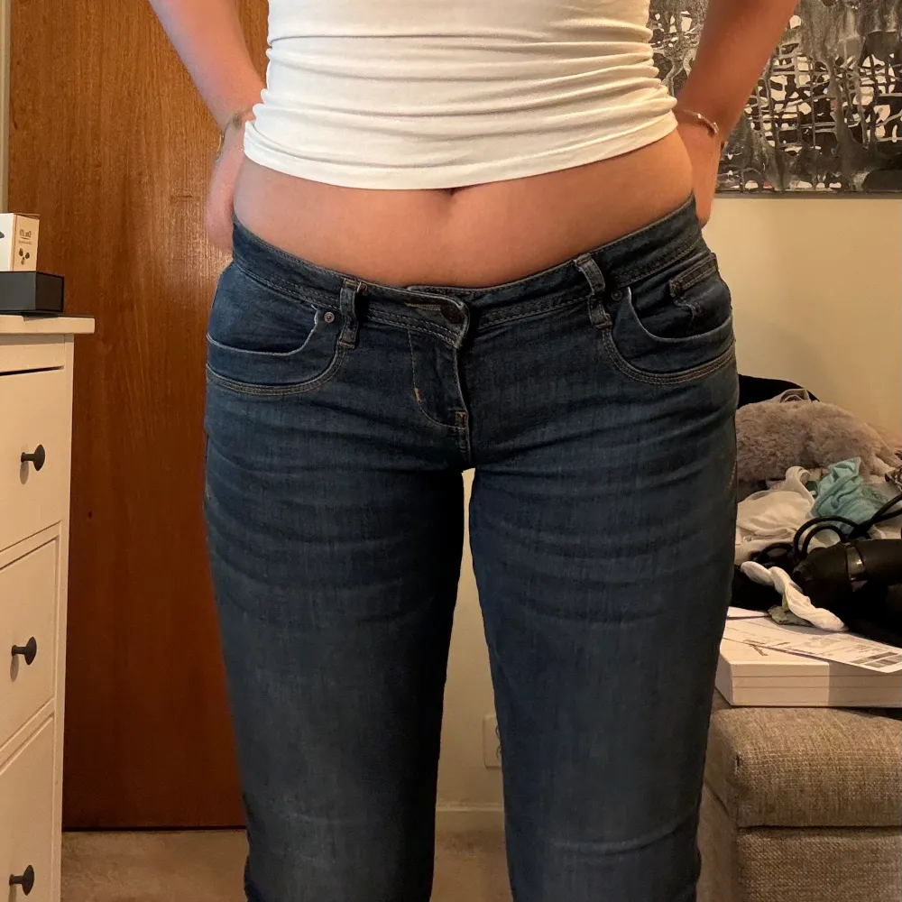 Mörkblå lågmidjade jeans från Ltb. Köpta på Zalando, slutsålda, nypris 829kr. Mina favoritjeans, men säljer då jag köpt likadana i en längre längd. Storlek 28x30 och passar mig som har S-M annars, men är lite för korta i längden då jag är 170 lång❤️. Jeans & Byxor.