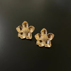 Örhängen  - Guldiga blommiga örhängen. Aldrig använda 