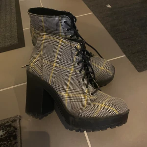 grey checkered heels boots skor  - Storlek 39, grå svart gult rutigt mönster från H&M Divided, bara använts två gånger, väldigt bekväma Size 39, grey black and yellow checkered pattern from H&M Divided worn only twice, very comfortable