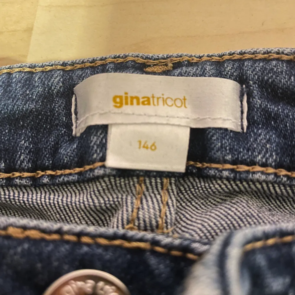 Säljer mina jätte snygga marinblåa lågmidjade jeans från Gina tricot, jag älskar dom men de är för små tyvärr🥰 De är i bra skick, kom privat för fler frågor🥰. Jeans & Byxor.