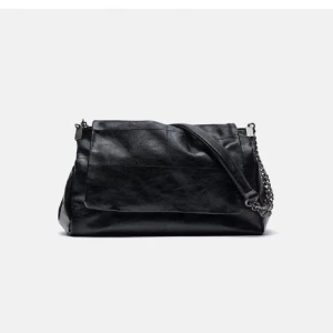 Snygg handväska - Super snygg hand väska från zara❤️ använd ett fåtal gånger så är i bra skick, tryck gärna på köp nu knappen  