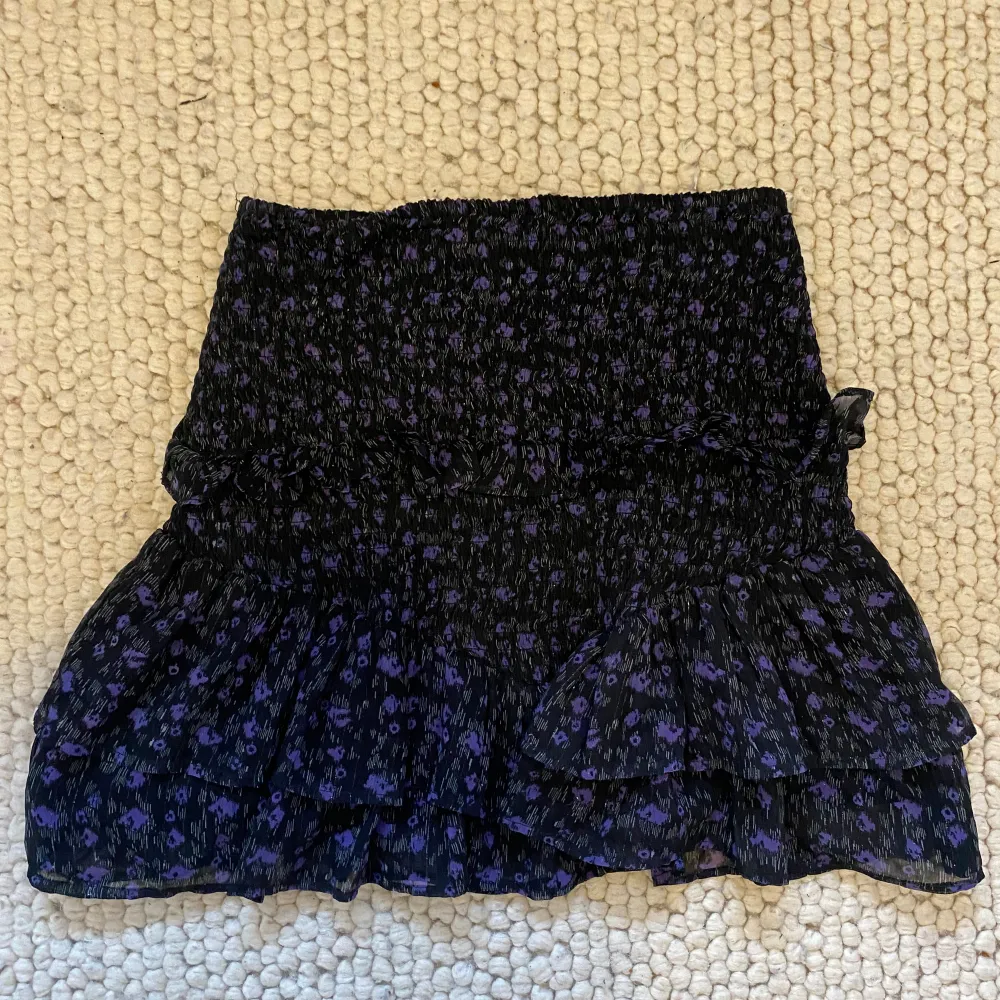 Säljer den här fina kjolen från neo noir då den inte längre kommer till användning, använd några få gånger i sommras och är i jättefint skick. 💗. Kjolar.