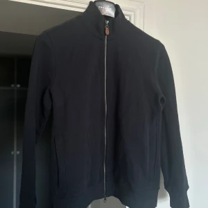 Morris Tröja - En riktigt snygg tröja från Morris, sitter ett Morrismärke på bröstet i samma färg som resten av tröjan som är en fin liten detalj. Storlek S. Skick 9/10.