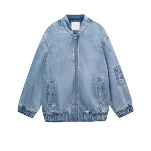 Jeansjacka / bomberjacka från mango - Supercool bomberjacka i jeans från mango 🤩Köptes för 900kr för någon månad sedan och är använd en gång. Helt slutsåld överallt!! 