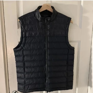 J Lindeberg väst - Säljer denna sjukt feta väst - skick 8,5/10 - inga tecken på användning! säljer för den inte riktigt passade - hör av dig vid funderingar!