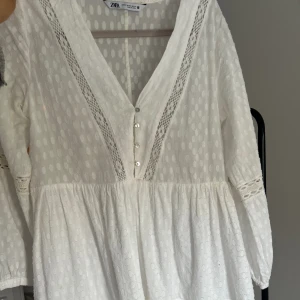 Vit klänning  -  Konfirmationsklänning som endast är använd en gång. Den är ifrån ZARA i storlek XS (34)🩷
