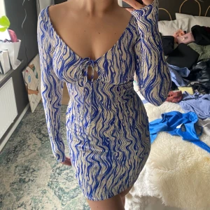 Klänning  - Helt oanvänd klänning från mobil. Så snygg passform. 