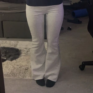 Utslänga low wait mjukis - Säljer ett var lowwaist byxor från gina då de kommer inte till användning bara använda 2 gånger. Ordinarie pris är 299kr men säljer de för 250kr då de är knappt använda❤️ men priset kan såklart diskuteras