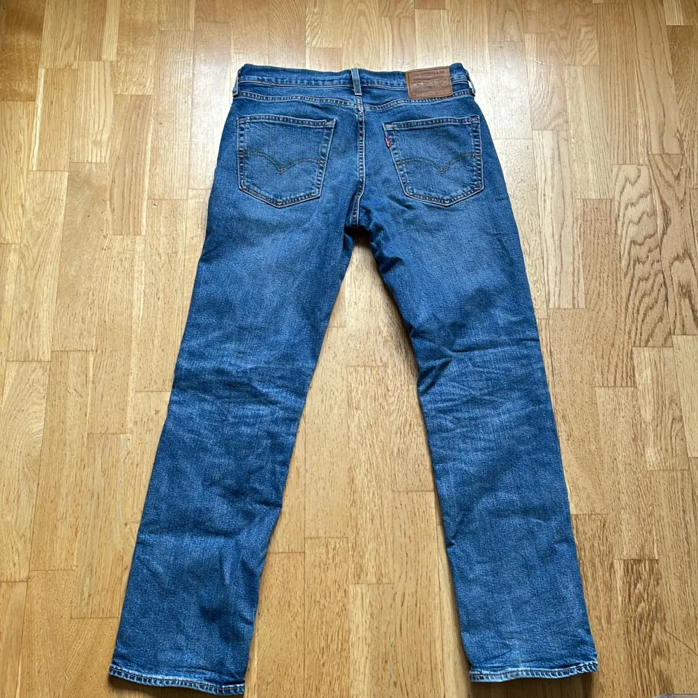 Ett par sjysta Levis jeans, hör av dig om du har någon fråga. Pris kan diskuteras :). Jeans & Byxor.